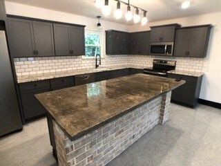 Building Photo - Just like New 3/2 - Custom Quality Constru...