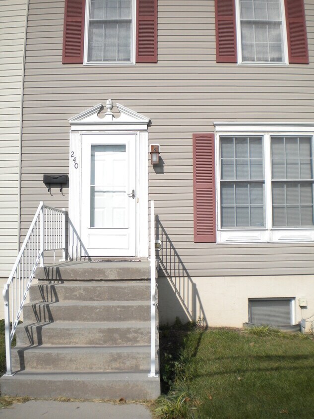 Foto principal - 3 Bedroom townhouse
