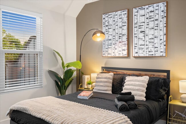 Building Photo - 2005 Clarksdale Dr