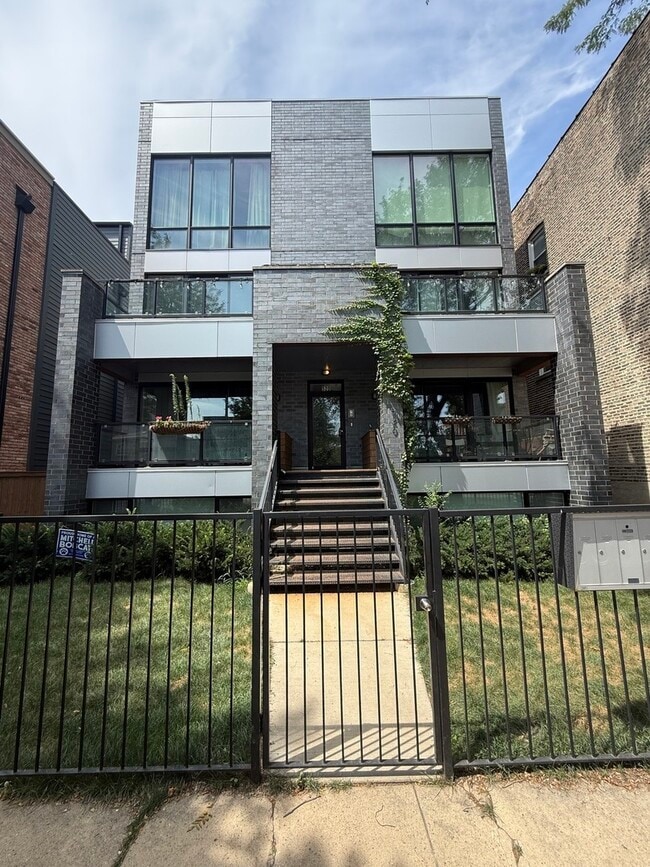 Building Photo - 520 N Oakley Blvd