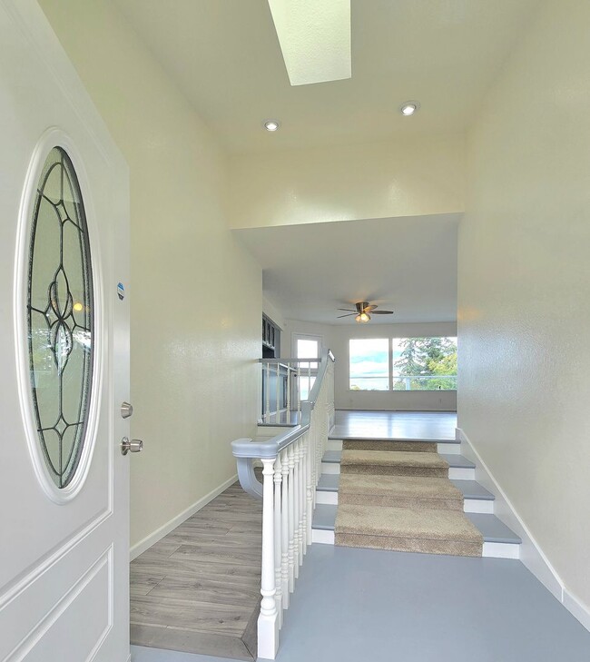 Building Photo - 2 Bedroom Home with Sound, Island and Ferr...