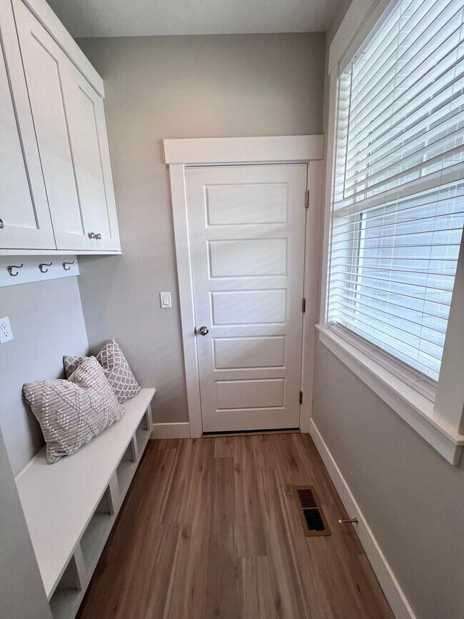Building Photo - 3 Bed + Office + Bonus | 3-Car Garage