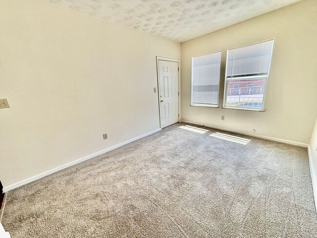 Building Photo - 2 Bedroom Duplex within walking distance o...