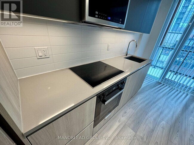 Photo du bâtiment - 400 King St W