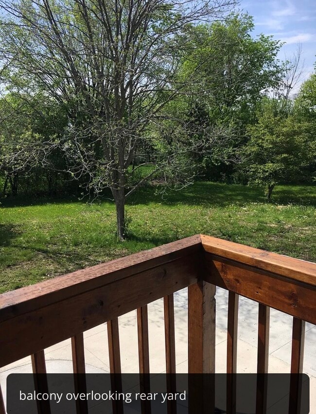 Balcón con vista al patio - 2475 E Maple Rd