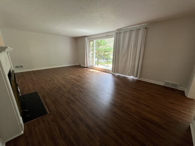 Building Photo - 223 Oak Hill Dr