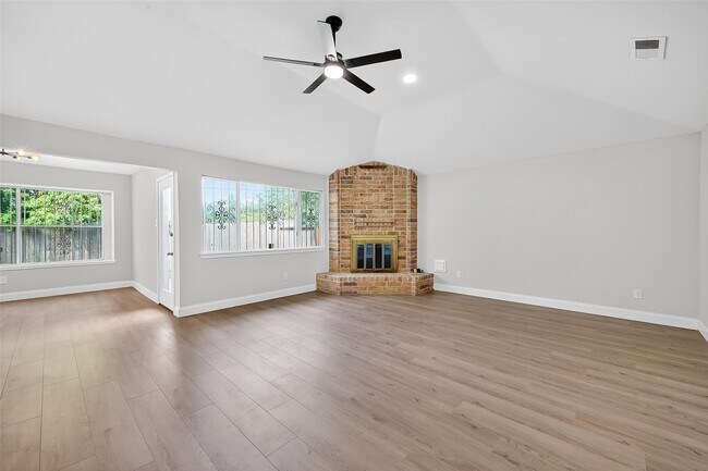 Foto del edificio - 5530 Oak Falls Dr