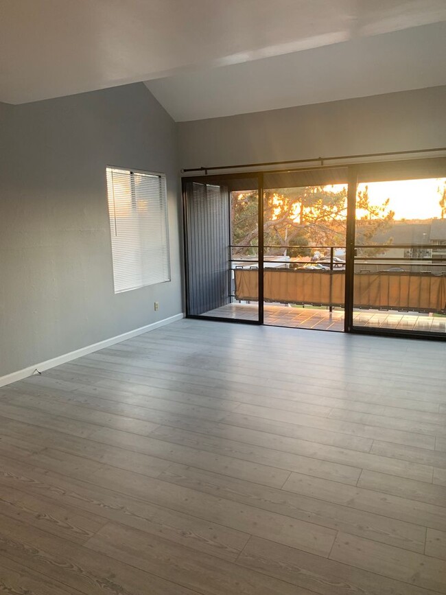 Foto del edificio - $2,500 - 2 Bed / 2 Bath Condo in East Clai...