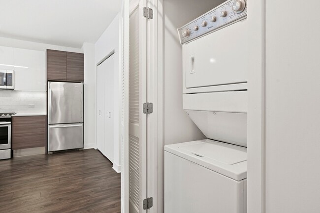 Photo - 229 W Hubbard St (Chicago, IL) Apartment