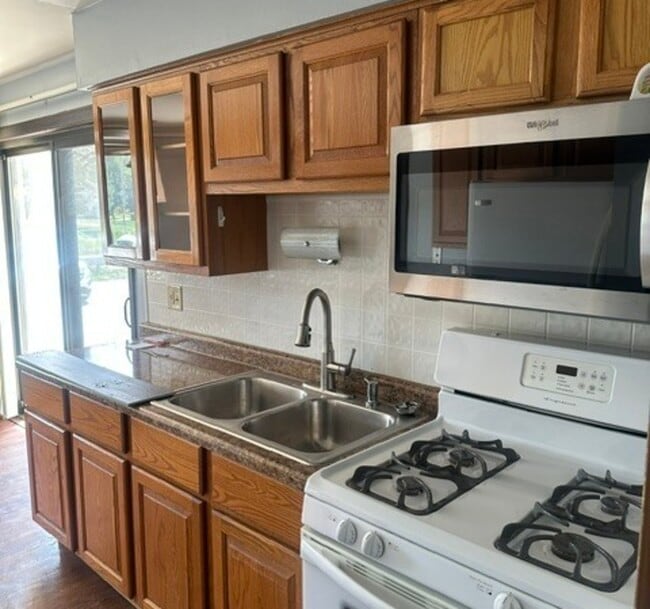 Building Photo - 14833 Kilpatrick Ave