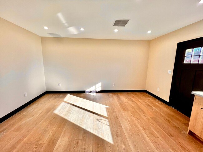 Foto del edificio - 7309 Yarmouth Ave