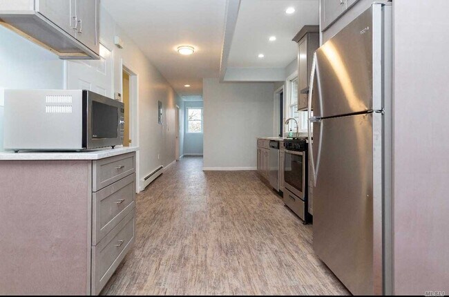 Foto del edificio - 76-12 166th St