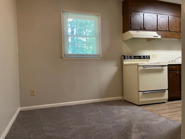 Building Photo - 1 Bedroom, 1 Bathroom Condo in High Point!