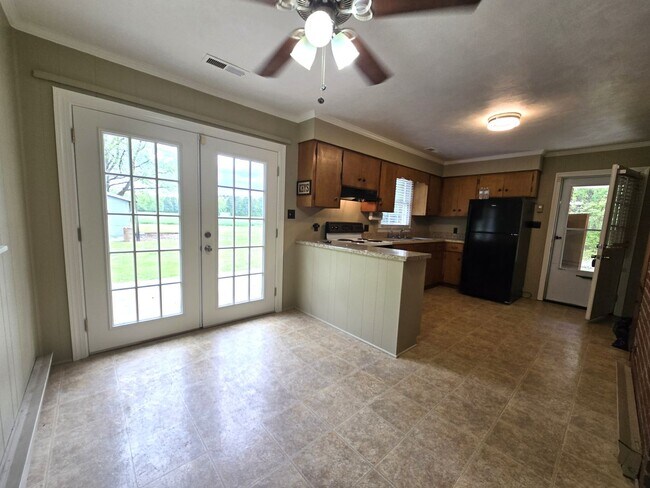 Foto del edificio - Enjoy Country Living in 3 Bed, 2 Bath, Brick Ranch