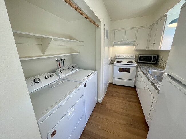 Kitchen & laundry area - 9856 Continental Dr