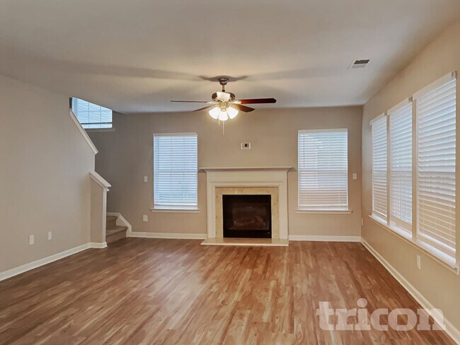 Foto del edificio - 2120 Clear Brook Dr