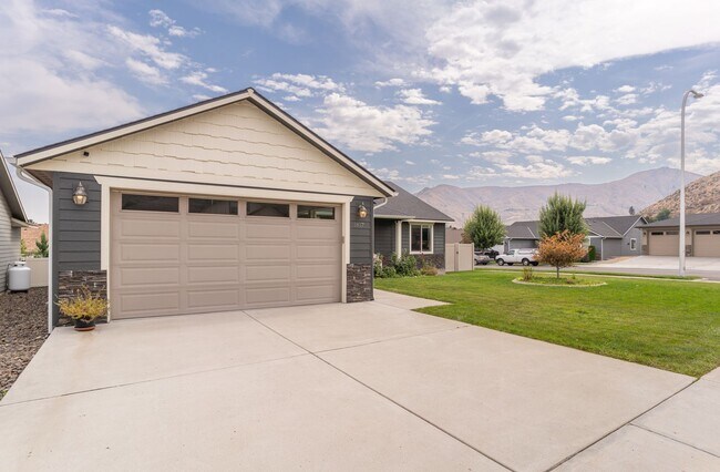 Foto del edificio - 3-bedroom, 2-bathroom home featuring an op...