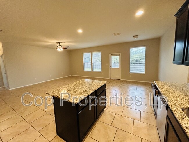 Building Photo - 884 Highland Vista