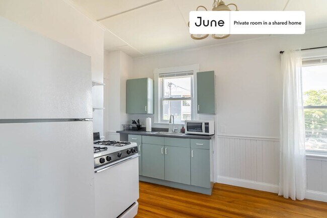 Building Photo - Private bedroom in 5 bed/1 bath Home