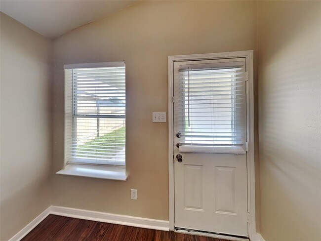 Foto del edificio - 28926 Village Creek Loop