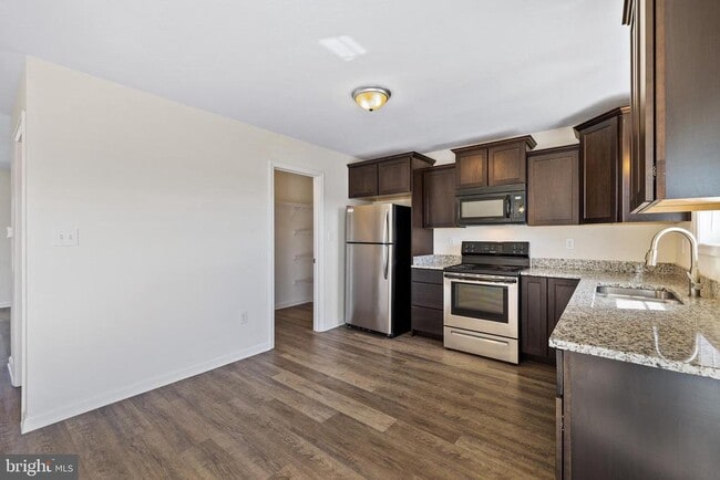 Building Photo - 775 Bassett Dr