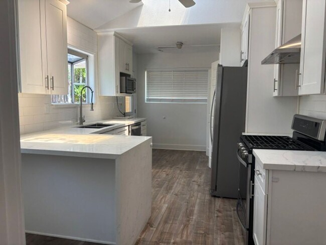 Foto del edificio - Remodeled 3 Bed 3 Bath House with Jacuzzi and Detached Office!