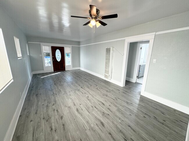 Foto del edificio - 811 E 9th St