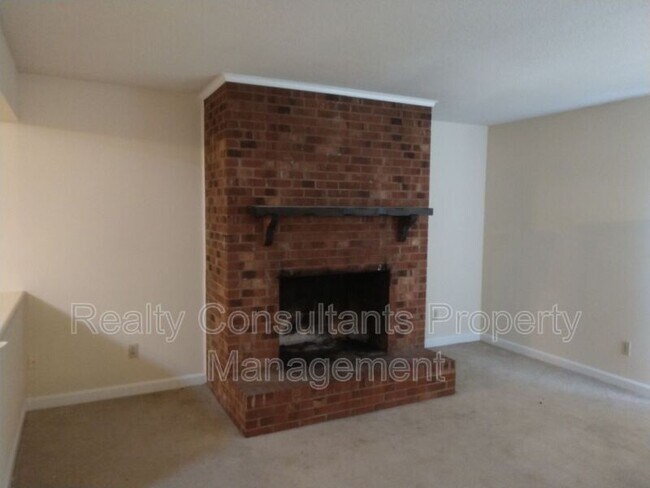 Building Photo - 1003 Robinhood Rd