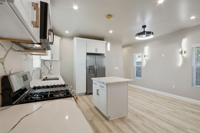 Building Photo - 10216 Ramona Ave