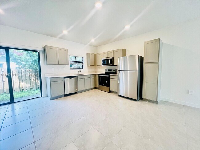 Building Photo - 413 NE 1st Ave