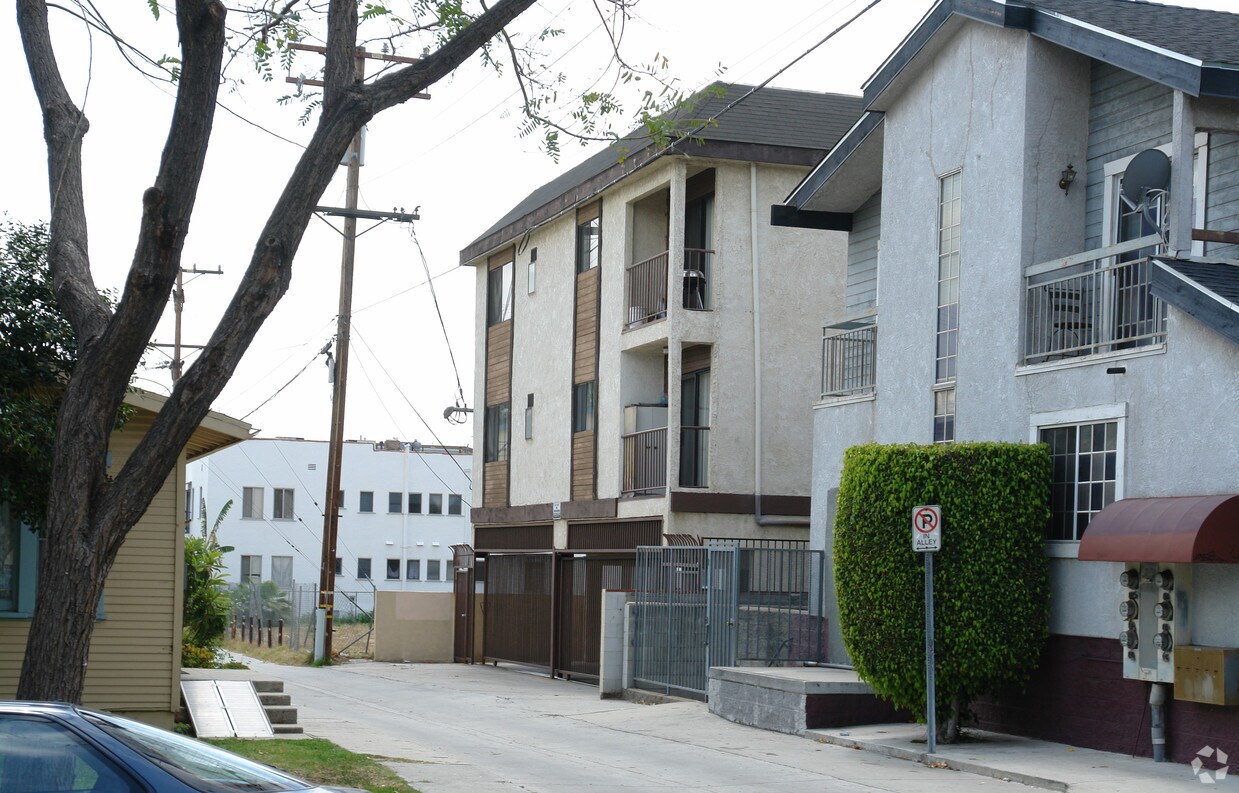 Building Photo - 806 S Maryland Ave