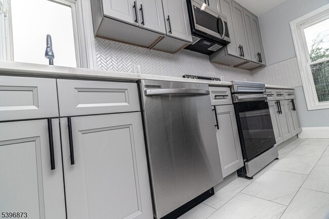 Building Photo - 10 Codington Pl