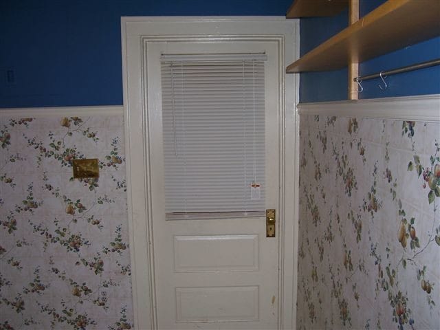 Building Photo - 112 N Hager Ave