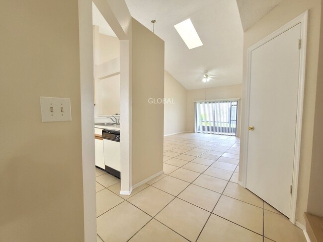 Building Photo - Spacious 3-Bed Townhome with 1st-Floor Mai...