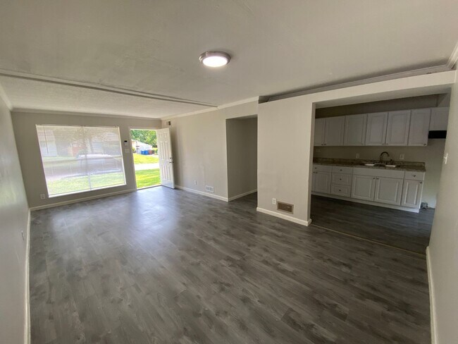 Foto del edificio - Recently Renovated Three Bedroom Home Comi...