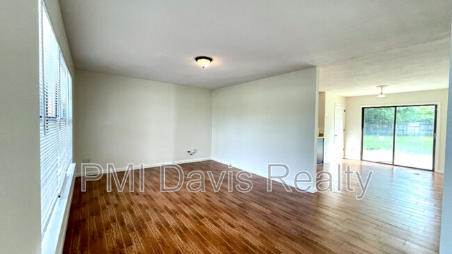 Foto del edificio - 7523 Collins Ct