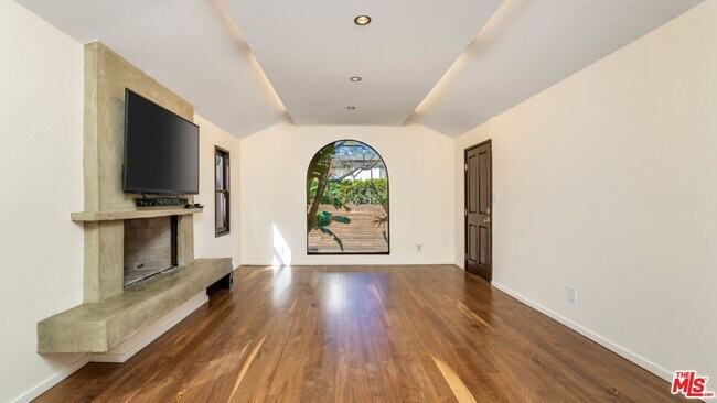 Foto del edificio - 560 N Flores St