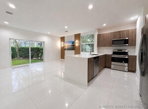 Building Photo - 1030 Crystal Way