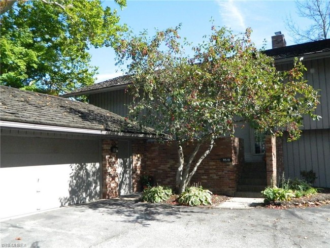 Building Photo - 715 Claridge Ln