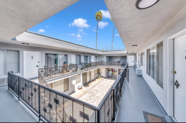Foto del edificio - 545 N Hayworth Ave