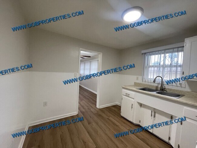 Foto del edificio - Rent Ready / / Charming 3 Bedoom Home with...
