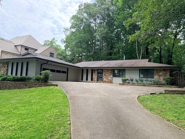 Foto del edificio - Beautiful Ranch Home in East Cobb's Indian Hills Subdivision!