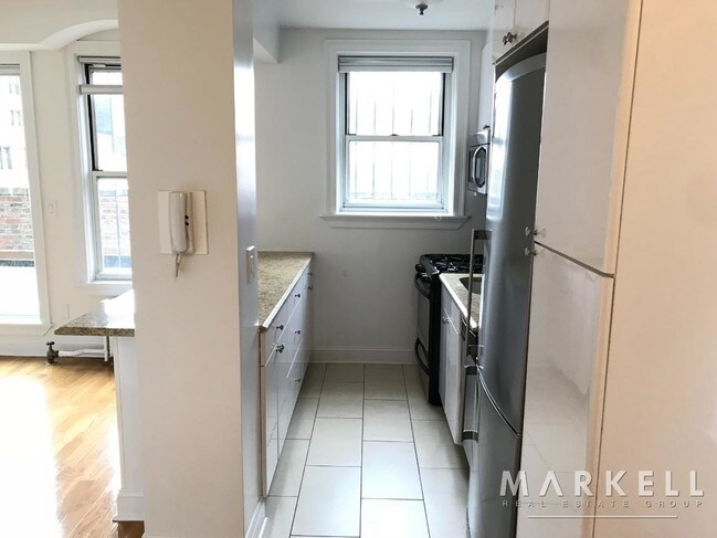 Building Photo - 340 W 87th St