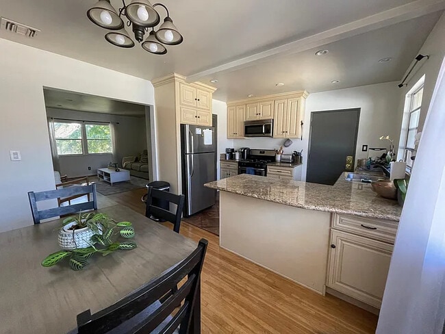 Foto del edificio - 5866 Bowcroft St