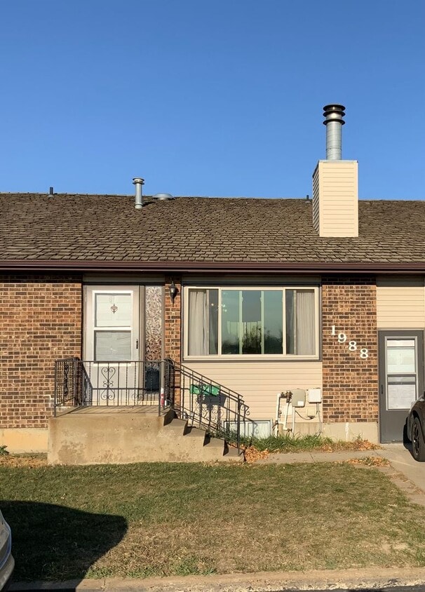 Primary Photo - Spacious Condo for Rent