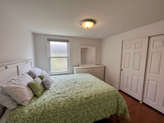 Building Photo - FURNISHED Midterm rental: LOCATION LOCATION LOCATION: 3 bed 3bath for rent