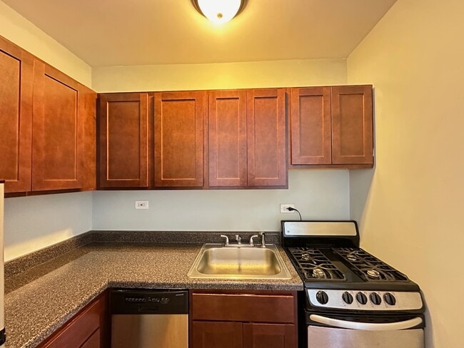 Foto del edificio - 823 W Diversey Pkwy