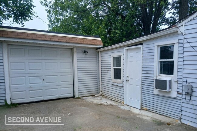 Building Photo - 1038 E 349th St