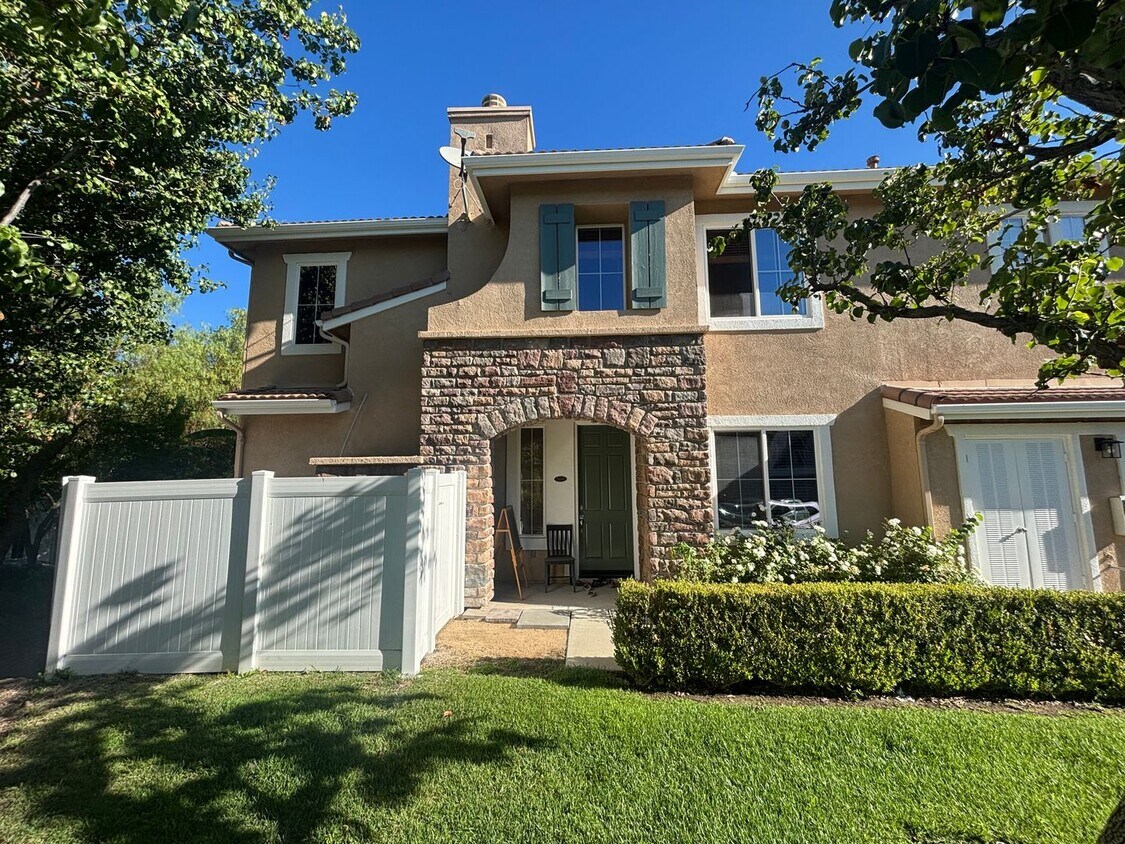 Foto principal - Spacious 3-Bedroom + Loft Townhome for Ren...