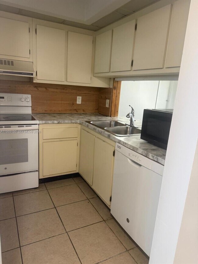 Foto del edificio - 109 Lake Emerald Dr